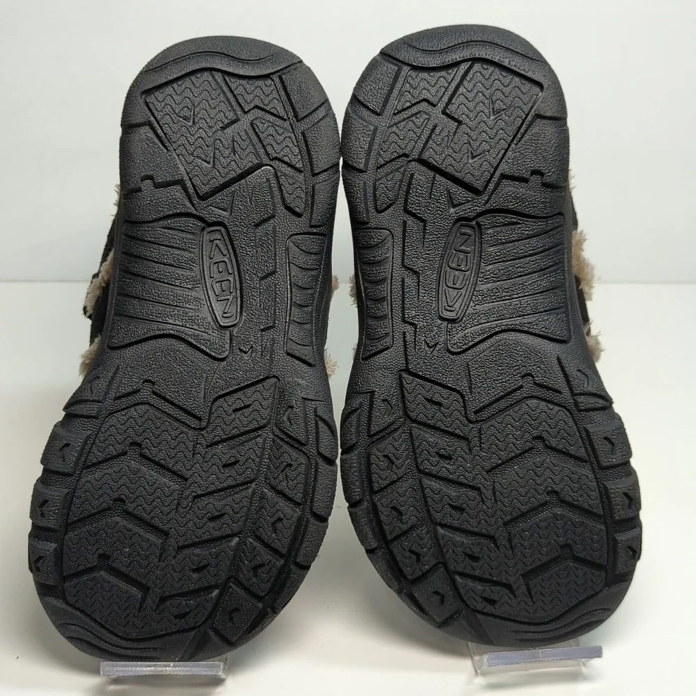 NWOT Keen big kids Newport fur TPS big fold gold shoes. Big kids size 2 EU 34